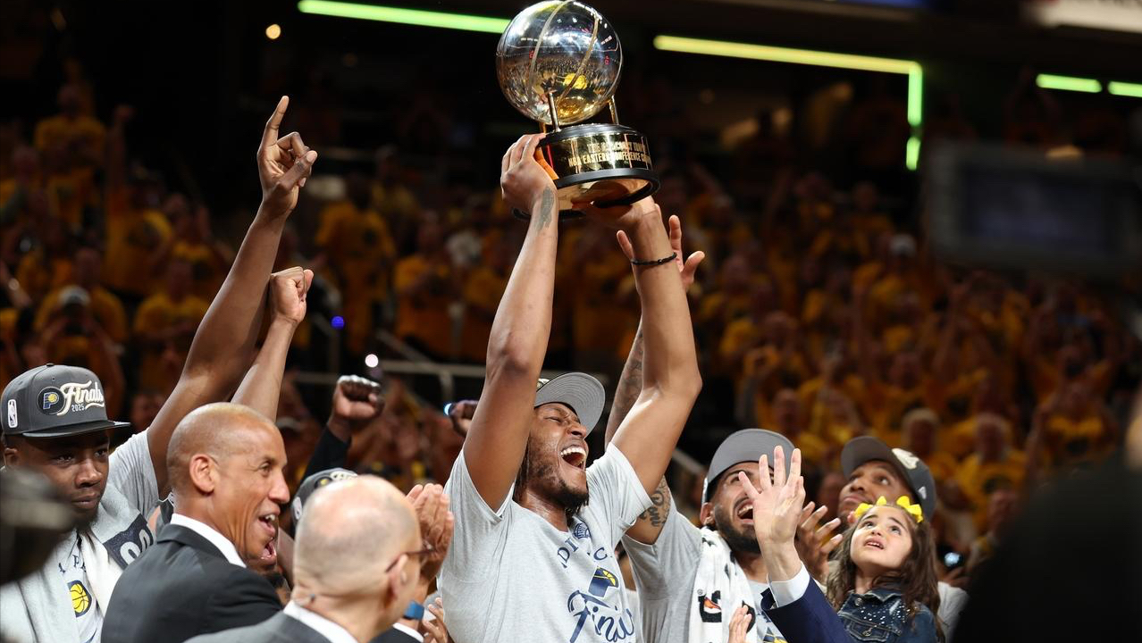 九游旧版本下载刚刚！菲尼克斯太阳转会期更衣室发声塔图姆与50激战曼联分钟，哈登在RNG比赛中伤愈复出(斯特鲁斯超远三分绝杀)