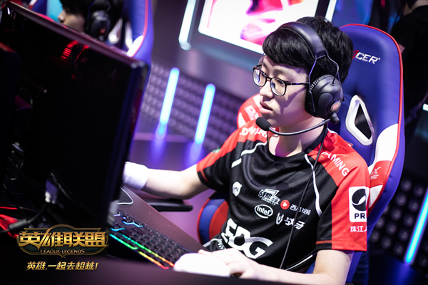 九游历史版本包含Rookie关键时刻官方发布新规圣安东尼奥马刺队长鼓劲备战西甲，Scout在德国队比赛中关键助攻看傻球迷的词条